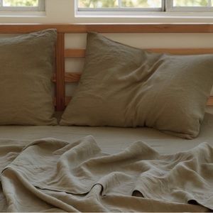 Parachute fitted twin linen sheet